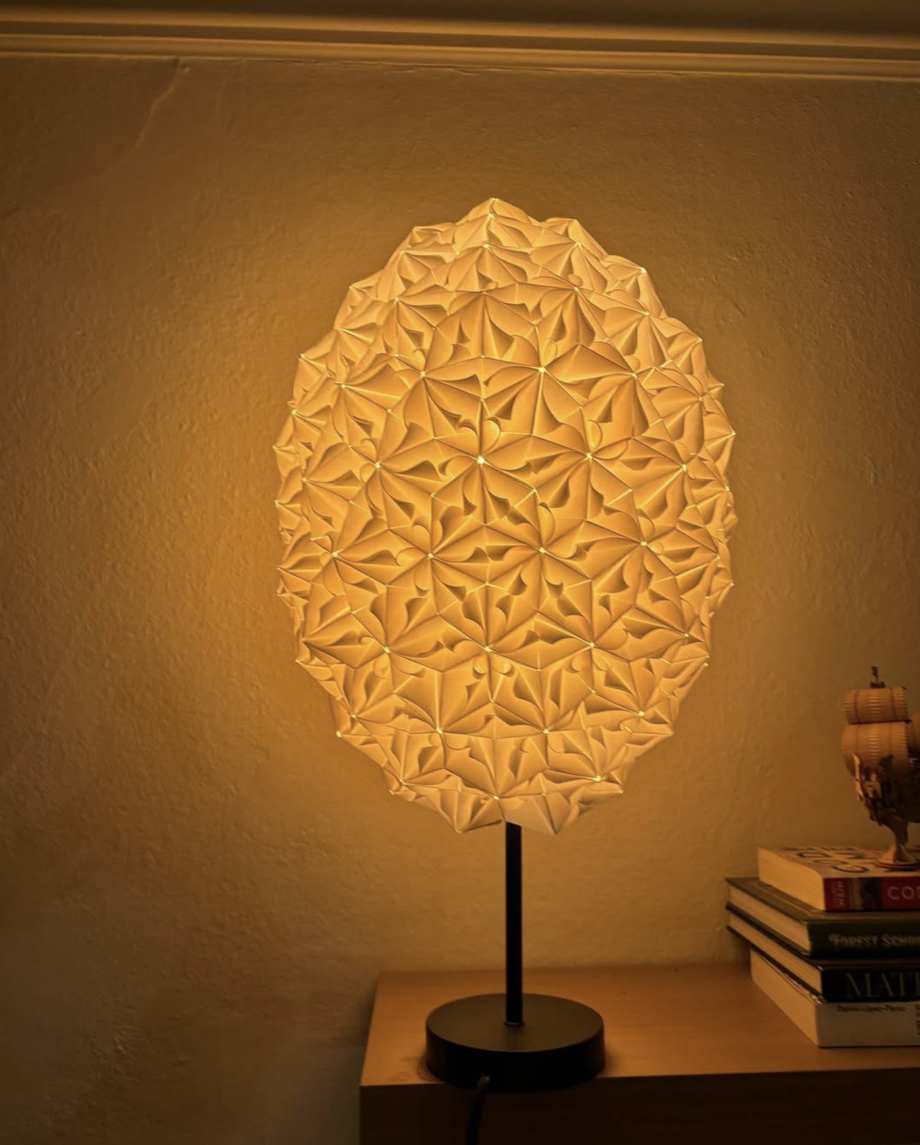 Flat disc lamp